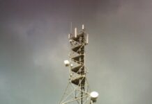 Un pylône de réseau téléphonique mobile GSM en Afrique.