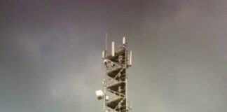 Un pylône de réseau téléphonique mobile GSM en Afrique.