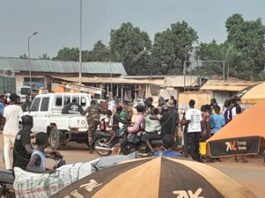 Sur l'avenue Koudoukou, dans le cinquième arrondissement de Bangui, quelques minutes après l'incident entre les éléments de la BIR et les policiers du commissariat du cinquième arrondissement de Bangui. CopyrightCNC