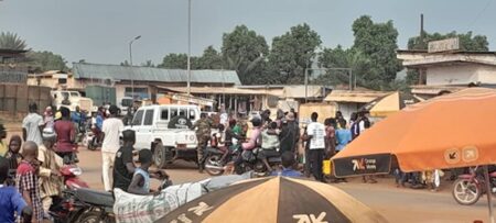Sur l'avenue Koudoukou, dans le cinquième arrondissement de Bangui, quelques minutes après l'incident entre les éléments de la BIR et les policiers du commissariat du cinquième arrondissement de Bangui. CopyrightCNC
