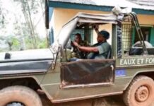 Centrafrique : Ils ont adopté les méthodes Wagner et refusent de payer les taxes d’abattage, le ministère de l’Économie forestière les rappelle à l’ordre Deux agents des eaux et forêts discutant dans un véhicule tout-terrain boueux marqué de l’insigne de l’Union Européenne dans une zone forestière. Vehicule-tout-terrain-du-ministere-des-eaux-et-foret Vaste opération du déboisement sauvage à Paoua : Complicité du Chef des Eaux et Forêts