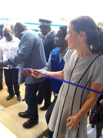 L’ambassadrice des États-Unis et des officiels centrafricains lors de l’inauguration du commissariat spécial de Beloko.