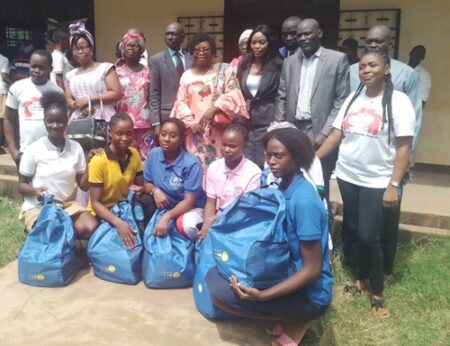 Photo de groupe avec les bénéficiaires des kits hygiéniques et les organisateurs de la session de sensibilisation à Bangui.