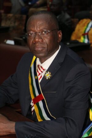 Portrait de Jean-Pierre Mara, ancien Député de la République Centrafricaine, en costume officiel avec des décorations.