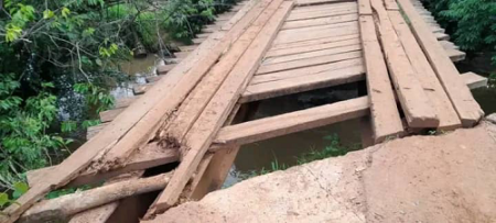 Pont en bois délabré et dangereux reliant Mobaye et Alindao