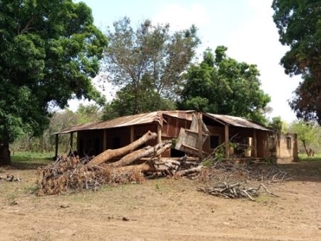 Patrimoine Négligé : Une résidence officielle laissée à l’abandon à Yalinga , un symbole de l’absence d’entretien et de délaissement des infrastructures administratives.