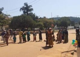 Des retraités manifestent pacifiquement dans les rues de Bangui, réclamant le paiement de leurs pensions. Retraites-en-Greve-a-Bangui-Barricades-et-Manifestation-Pacifique Tension à Bangui : Les Retraités Barricadent les Rues, Wagner Intervient