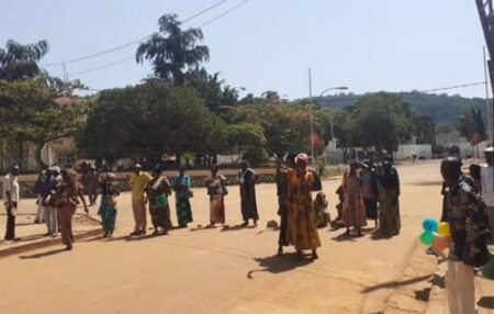 Des retraités manifestent pacifiquement dans les rues de Bangui, réclamant le paiement de leurs pensions.