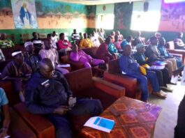 Participants à la réunion de sensibilisation à Cantonnier, République centrafricaine, sur les abus sexuels commis par les personnels des Nations Unies.