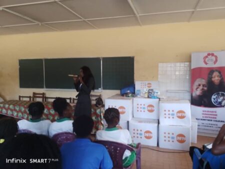 Intervenante d’Action Solidaire lors de la distribution de kits hygiéniques au lycée technique de Bangui.