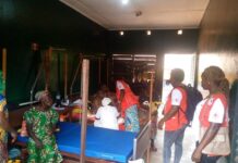Membres de la Croix-Rouge centrafricaine aidant des patients dans un centre médical temporaire.