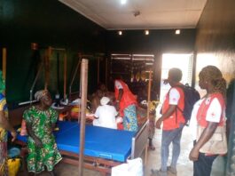Membres de la Croix-Rouge centrafricaine aidant des patients dans un centre médical temporaire.