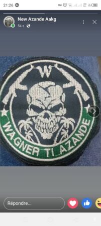 Écusson brodé noir affichant un crâne avec des fusils croisés, marqué des mots “WAGNER TI AZINDE” en vert.