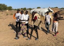 Touadéra, regarde tes écoles à Birao, es-tu désormais content de ce naufrage ? Rédigé le [date_cnc] . Par : la rédaction de Corbeau News Centrafrique, CNC  Des salles de classe sans tables, des maîtres sans salaire, des filles qui abandonnent : à Birao, l’école préfectorale mixte donne à voir ce que l’État de Touadéra vaut réellement. Le directeur Chrispin Mbretizzi ne cherche plus ses mots. Son établissement tourne avec ce qu’il a, c’est-à-dire presque rien. Les enseignants contractuels ont dû descendre dans la rue pour toucher ce qui leur était dû, et même après ça, le compte n’y est pas. Les titulaires sont si peu nombreux que l’école fait appel à des maîtres-parents, des gens de bonne volonté sans formation, qui font ce qu’ils peuvent devant des classes entières d’enfants qui méritent mieux. C’est sur leurs épaules que repose aujourd’hui l’instruction publique à Birao. Les murs tiennent, mais l’intérieur est vide. Des élèves s’assoient à même le sol parce qu’il n’y a pas de tables-bancs. Les manuels disponibles couvrent à peine le français et les mathématiques, rien d’autre. Et le plus absurde dans tout ça : trois salles de classe ont été construites, elles sont là, debout, fermées à clé, inutilisables. Les tables-bancs promis pour les équiper ne sont jamais arrivés. Mbretizzi attend. L’école attend. Les ONG sont devenues le seul espoir réel d’obtenir un mobilier que l’État aurait dû livrer depuis longtemps. Ce qui inquiète le plus le directeur, c’est les filles. Elles partent. Pas toutes d’un coup, mais une par une, tirées hors de l’école par la pauvreté des familles et des mariages arrangés trop tôt. Mbretizzi le dit aux parents, il les interpelle, il insiste. Mais un homme seul face à une misère structurelle ne peut pas grand-chose. Tant que Bangui n’engage pas de moyens concrets pour financer les besoins de base et sécuriser la scolarité des filles en Vakaga, ses appels resteront sans écho. Par Ibrahim Moussa Rejoignez notre communauté Chaine officielle du CNC Invitation à suivre la chaine du CNC CNC Groupe 3 CNC groupe 4 CNC groupe le Soleil Note : les deux premiers groupes sont réservés  uniquement aux publications officielles du CNC    
