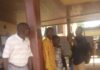 Les enseignants vacataires de l’Université de Bangui ont décidé de quitter les salles de classe et de se rassembler pour exprimer leur mécontentement. Ils revendiquent de meilleures conditions de travail et le paiement régulier de leurs salaires, indispensables à la poursuite de leur mission éducative.