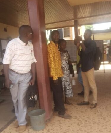 Les enseignants vacataires de l’Université de Bangui ont décidé de quitter les salles de classe et de se rassembler pour exprimer leur mécontentement. Ils revendiquent de meilleures conditions de travail et le paiement régulier de leurs salaires, indispensables à la poursuite de leur mission éducative.