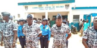 Policiers centrafricains en uniforme devant le commissariat spécial de Béloko financé par les États-unis