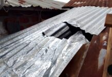 Trou dans le toit en tôle par lequel des détenus se sont échappés à la gendarmerie de Koundé