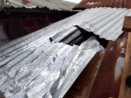 Trou dans le toit en tôle par lequel des détenus se sont échappés à la gendarmerie de Koundé
