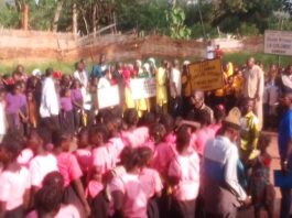 Des élèves en uniforme rose rassemblés en plein air à Bambari, attendant l’arrivée du ministre Aurélien Simplice Zingas à Bambari .