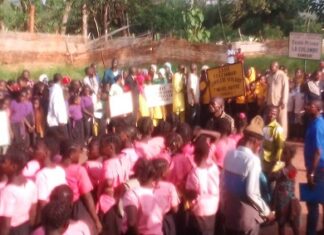Des élèves en uniforme rose rassemblés en plein air à Bambari, attendant l’arrivée du ministre Aurélien Simplice Zingas à Bambari .