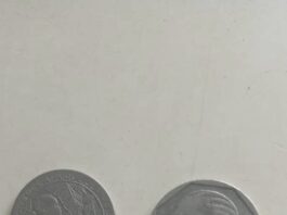 Pièce de 500 Francs CFA avec le portrait de Barthélemy Boganda de la Banque des États de l’Afrique Centrale à droite, et une pièce symbolique de la Banque Centrale des États de l’Afrique de l’Ouest à gauche