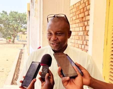 Dieudonné Nondi, préfet de la Nana-Mambéré, répond aux questions des journalistes lors d’une réunion à BabouaDieudonné Nondi, préfet de la Nana-Mambéré. CopyrightGuirafm