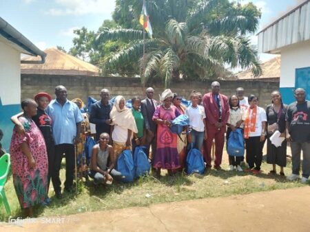 Groupe de personnes, dont des aveugles et sourds-muets de Bangui, posant avec des kits d’hygiène menstruelle distribués par l’Association Action Solidaire.