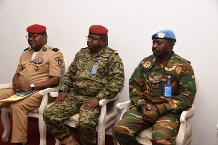Chefs militaires de la Centrafrique et de la Zambie lors d’une rencontre pour discuter de la coopération militaire.