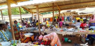 Vue animée du marché de Kaga-Bandoro avec des femmes vendant divers produits alimentaires
