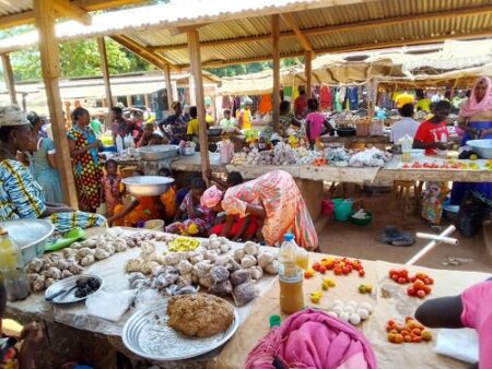 Vue animée du marché de Kaga-Bandoro avec des femmes vendant divers produits alimentaires