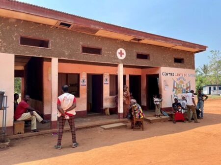Personnes attendant à l’extérieur du Centre de Santé de Satéma en République centrafricaine.