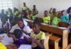 Des élèves assis dans une salle de classe à l’école primaire de Besson, en République Centrafricaine, écoutant attentivement leur enseignant.