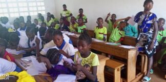 Des élèves assis dans une salle de classe à l’école primaire de Besson, en République Centrafricaine, écoutant attentivement leur enseignant.