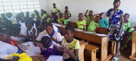 Des élèves assis dans une salle de classe à l’école primaire de Bessan, en République Centrafricaine, écoutant attentivement leur enseignant.