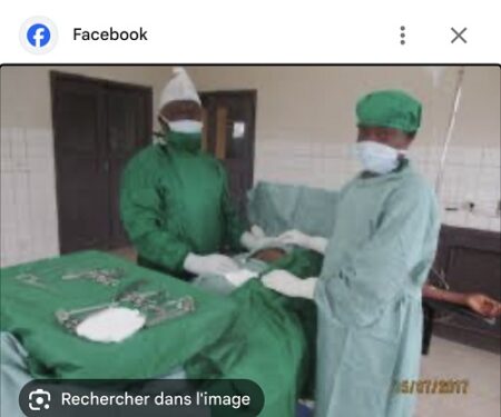 Deux chirurgiens en pleine opération à l’hôpital de Bayanga