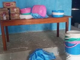 Des seaux et des ustensiles de cuisine destinés à la distribution humanitaire à Ouanda-Djallé.