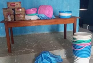Des seaux et des ustensiles de cuisine destinés à la distribution humanitaire à Ouanda-Djallé.