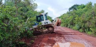 Un bulldozer de la MINUSCA réhabilite la route Bossembélé-Bossangoa en République centrafricaine.