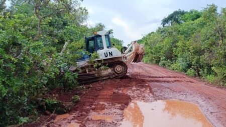 Un bulldozer de la MINUSCA réhabilite la route Bossembélé-Bossangoa en République centrafricaine.