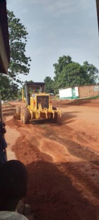 Machine de construction réhabilitant une route à Kaga-Bandoro