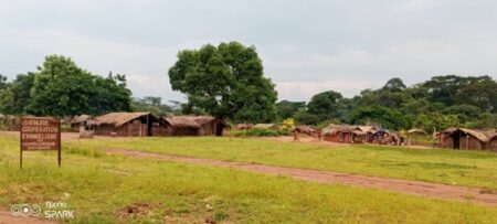 Vue du village de Zoundombo, près de Boda, en République centrafricaine, avec une église évangélique et des maisons en arrière-plan.