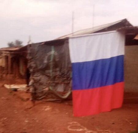 Drapeau russe devant une maison à Zémio, en Centrafrique.