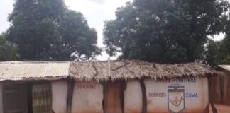Poste de douane de Zawa en paille avec un toit en tôle, situé à 230 kilomètres de Bangui