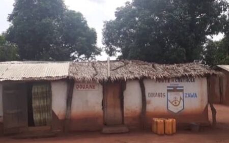 Poste de douane de Zawa en paille avec un toit en tôle, situé à 230 kilomètres de Bangui