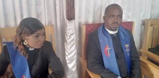 Deux leaders de l’Église méthodiste unie en Centrafrique assis lors d’une réunion