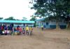 Élèves et enseignants réunis dans la cour de l’École Primaire Fondamentale 1 de Baboua