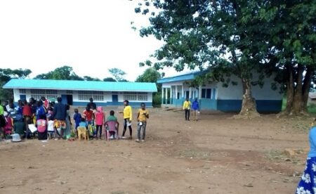 Élèves et enseignants réunis dans la cour de l’École Primaire Fondamentale 1 de Baboua