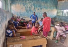 Élèves de Kaga Bandoro assis sur des tables-bancs récemment fournies par l’ONG Jeunesse en Mission dans une salle de classe en mauvais état, illustrant l'article sur La chute vertigineuse des indicateurs éducatifs en Centrafrique