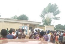 Groupe de personnes rassemblées devant la résidence de la famille Kénéfé